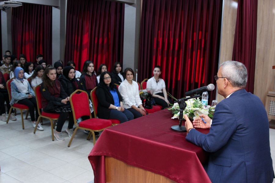 BAŞKAN IŞIK GENÇLERE TECRÜBELERİNİ ANLATTI